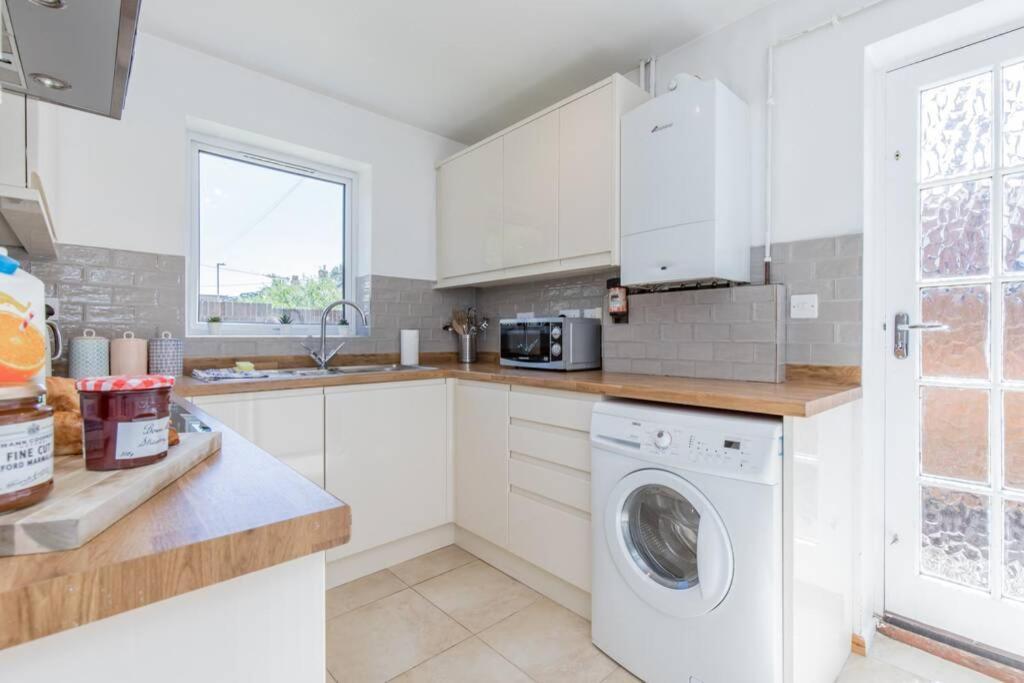 Stylish Townhouse In The Heart Of Summertown Оксфорд Екстериор снимка